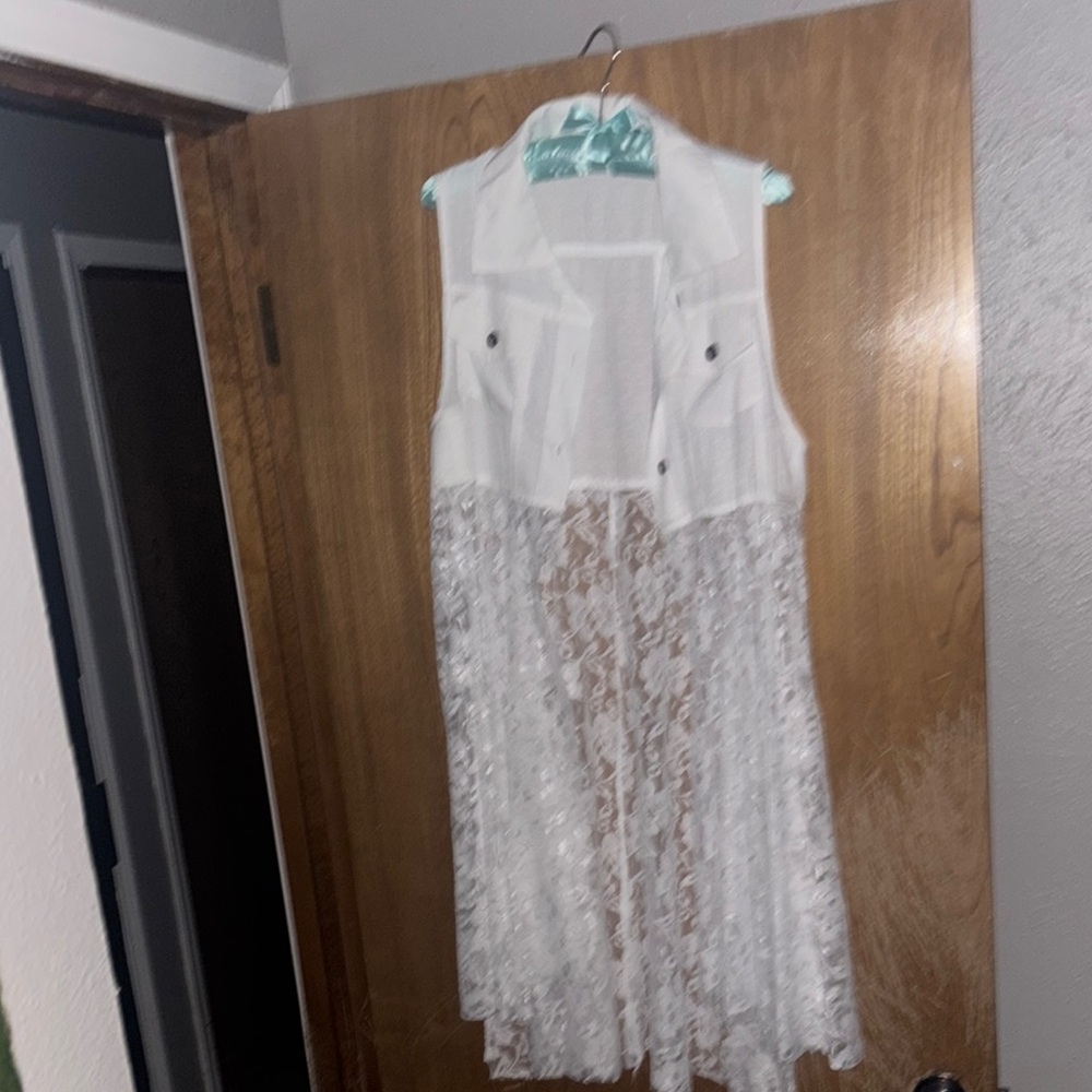 ORIGAMI BOUTIQUE NEVER WORN White Lace Sleeveless Top. Duster